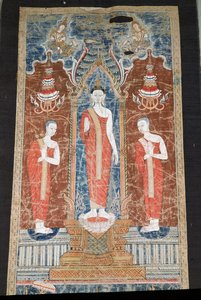 Banner som viser stående Buddha med to disipler, Rattanakosin Style (malt silke) av Thai School