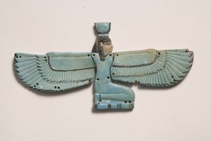 Pectoral av den bevingede gudinnen Isis (fajanse)