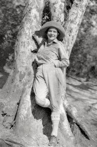 Stella Court Treatt , britisk eventyrer, forfatter og filmskaper, Maereres, Tanganyika, 1925 1927. av Thomas A. Glover