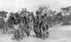 Ugandiske dansere, Dodoma til Mongalla, Uganda, 1925 1927