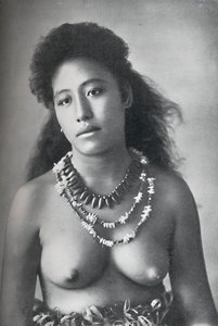 En samoansk belle, iført halskjeder med tenner og skjell, 1902
