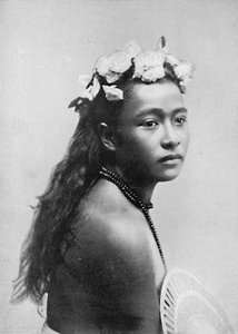 En samoansk jente, med hibiskusblomster, 1902