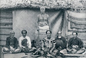 En gruppe samoanere, inkludert den kjente opprøreren Mataafa Iosefo den stående figuren, 1902