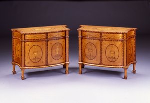 Par George III-kommoder (hareved og kongeved) av Thomas Chippendale