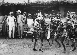 Jenter fra Bundu-stammen danser foran prinsen, Freetown, Sierra Leone, 1925