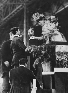 Dronning Alexandra overrakte en spesiell kopp til Dorando for å minnes hans store innsats for å vinne det olympiske maraton i juli 1908
