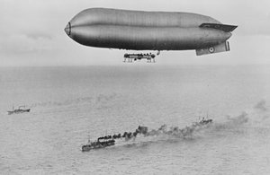 RNAS kystklasseluftskip C23A Flyr over en krigsskipkonvoi, ca. 1917