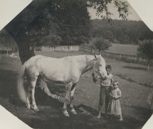 Thomas Eakins sin hest Billy og to Crowell-barn i Avondale, Pennsylvania, ca. 1892. av Thomas Eakins