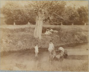 Tre barn og en hund som leker i bekken, 4. juli 1883 av Thomas Eakins