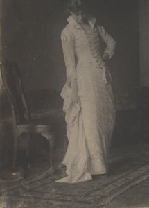 [Kvinne i hvit blondekjole i studio til Thomas Eakins], 1880-tallet, 1880-tallet. av Thomas Eakins