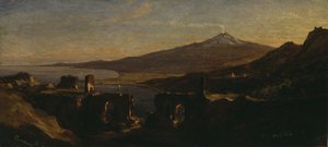 Utsikt fra ruinene av det greske teatret i Taormina, Sicilia, med Etna (røyking)