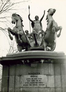 Boadicea and Her Daughters, bronseskulpturgruppe, 1885 av Thomas Thornycroft