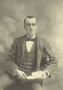 Uten tittel Portrait of Seated Man, 18801899. av Thompson Studio