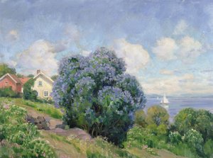 Sommerlandskap med syrinbusk, hus og seilbåt (olje på lerret)