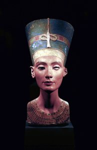 Byste av Nefertiti (c1370-c1330 f.Kr.) Store kongelige hustru (hovedkonsort) til den egyptiske farao Akhenaten. Nefertiti og mannen hennes var kjent for en religiøs revolusjon. De begynte å tilbe bare én gud, Aten, solskive. av Thutmose Thutmose