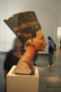 Byste av Nefertiti (c1370-c1330 f.Kr.) Store kongelige hustru (hovedkonsort) til den egyptiske farao Akhenaten. Nefertiti og mannen hennes var kjent for en religiøs revolusjon. De begynte å tilbe bare én gud, Aten, solskive. av Thutmose Thutmose