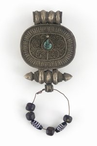 Amulettveske (Gau) (sølv, glassperler og turkis) av Tibetan School