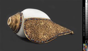 Buddhistisk rituell skalltrompet, ca. 1750-1850 (Konkylie, forgylt kobberlegering, halvedelstener)