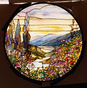 Vindu med solnedgang og fjell, Tiffany Studios, ca. 1900