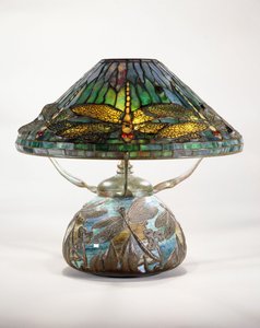 En bordlampe fra Tiffany Studios øyenstikker