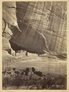 Gamle ruiner i Cañon de Chelle, NM I en nisje 15 meter over dagens Cañon-bunn. av Timothy O