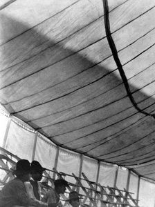 Sirkustelt (Det store russiske sirkuset), Mexico by, 1924 av Tina Modotti
