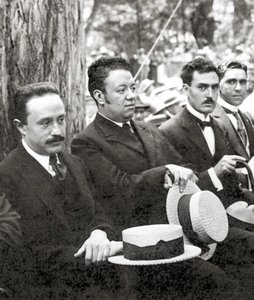 Jose Vasconcelos og Diego Rivera under et utendørsarrangement i Chapultepec Park, Mexico City, 1921 av Tina Modotti