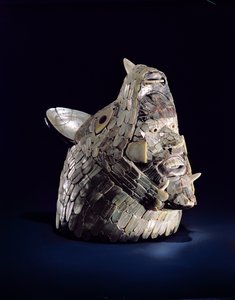 Hodet til et dyr med et menneskehode i de åpne kjevene, funnet i Tula, Hidalgo, Mexico, Early Post-Classic (900-1250) (keramikk med perlemormosaikk)