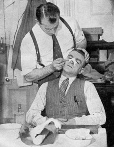 Englands kaptein Eddie Hapgood får behandling for en brukket nese etter en kamp med Italia, 1934.