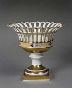 Fruktkurv, ca. 1826-1838 (hardlimt porselen med emalje og forgylling) av Tucker China Factory