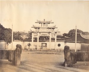 Triumfbuen, Foochow, ca. 1869. av Tung Hing.