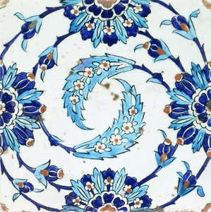 En Iznik-keramikkflis, med et spiralformet blomstermotiv, tidlig på 1600-tallet (keramikk) av Turkish School