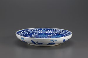 Dish, Iznik, osmansk dynasti, 1530-tallet (keramikk)