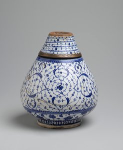 Kolbe i to seksjoner med 'gyllent horn' eller Tugrakes-motiv, Iznik, tidlig på 1500-tallet (keramikk) av Turkish School
