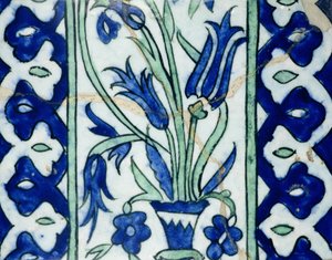 Isnik-flis med en vase med blomster og border (keramikk med farget underglasur) av Turkish School