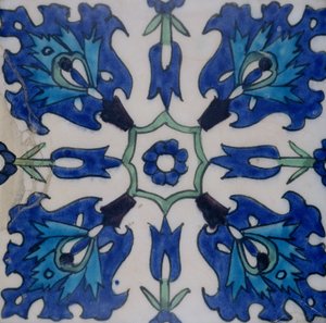 Isnik fliser med blomsterdesign (keramikk med farget underglasur) av Turkish School