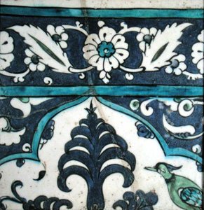 Iznik-fliser med blomsterdesign og kant (keramikk med farget underglasur) av Turkish School