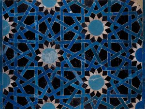 Panel i fajanse dekorert med geometriske motiver fra Konya, Tyrkia, Seljuk Civilization av Turkish School