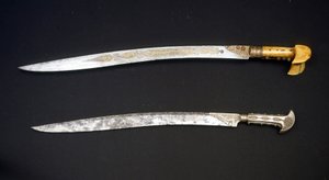 Yatagan, tyrkisk sverd som ga sin form til bajonetter. 1800-tallet.