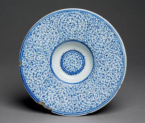 Tondino Dish, Iznik Golden Horn ware, tyrkisk, c.1535-45 (steinpasta med blått under glasur) 88;se også 117758; av Turkish School