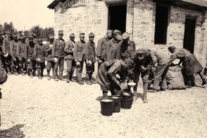 Østerrikske fanger i Bagnaria Arsa, Udine, Italia, 02/04/1916 (s/hvitt-bilde)