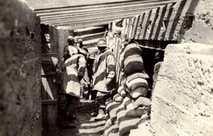 Nye italienske skyttergraver, etter fremrykningen til østerriksk territorium i utkanten av Selz, under første verdenskrig, 04-07/1916 (s/hvitt-bilde)