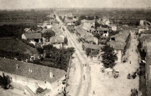 Panoramabilde av byen Romerne, tatt fra klokketårnet til kirken under første verdenskrig (s/hv-bilde)