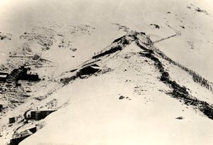 Grøfter og gjerder i bakkene til Monte Nero under første verdenskrig (s/hvitt-bilde)