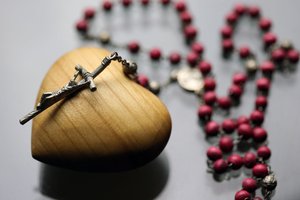 20160123 Rosenkrans på et utskåret trehjerte av Unbekannt