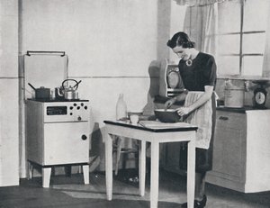 Et britisk kjøkken utstyrt med en skapgasskomfyr, 1942. av Unbekannt