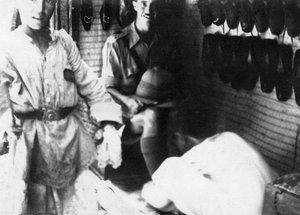 Ein britischer Offizier in einem Schuhgeschäft, Bagdad, Mesopotamien, Erster Weltkrieg, 1918