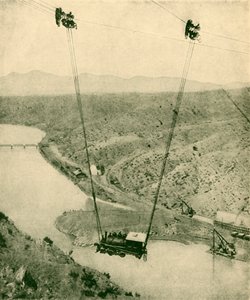 En kontraktørmotor som svinges over en kløft, Rio Grande River, New Mexico, 1930. av Unbekannt