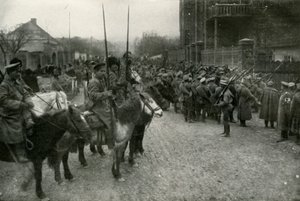 En kosakkpatrulje og russisk infanteri, 1919. av Unbekannt
