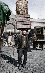 En markedsportier i Covent Garden, London, c1922. av Unbekannt